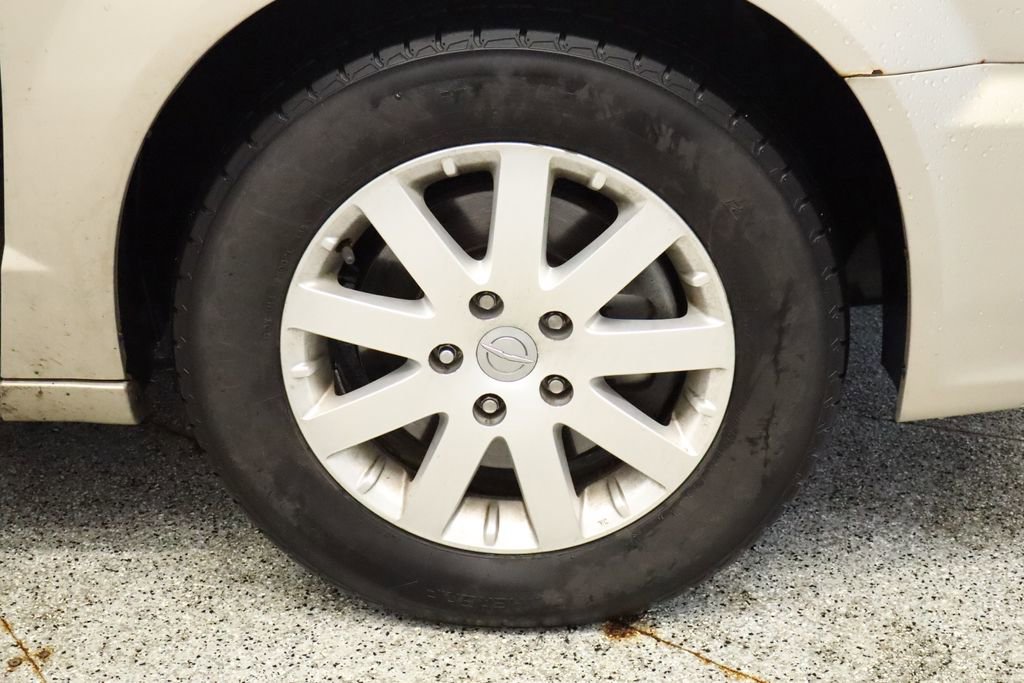 Used 2014 Chrysler Town & Country Touring FWD image 14