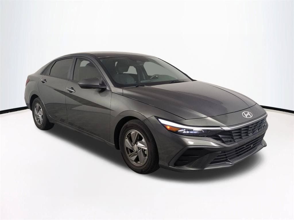 Used 2025 Hyundai Elantra SE FWD image 2