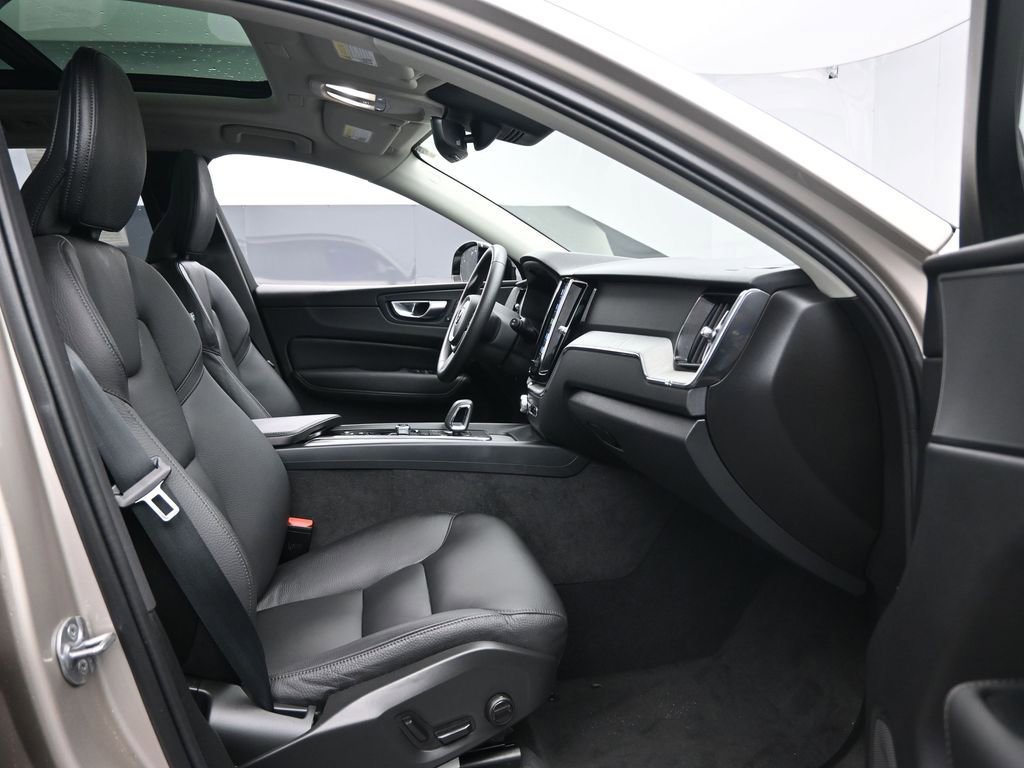 Used 2025 Volvo XC60 B5 Plus AWD/4WD image 27