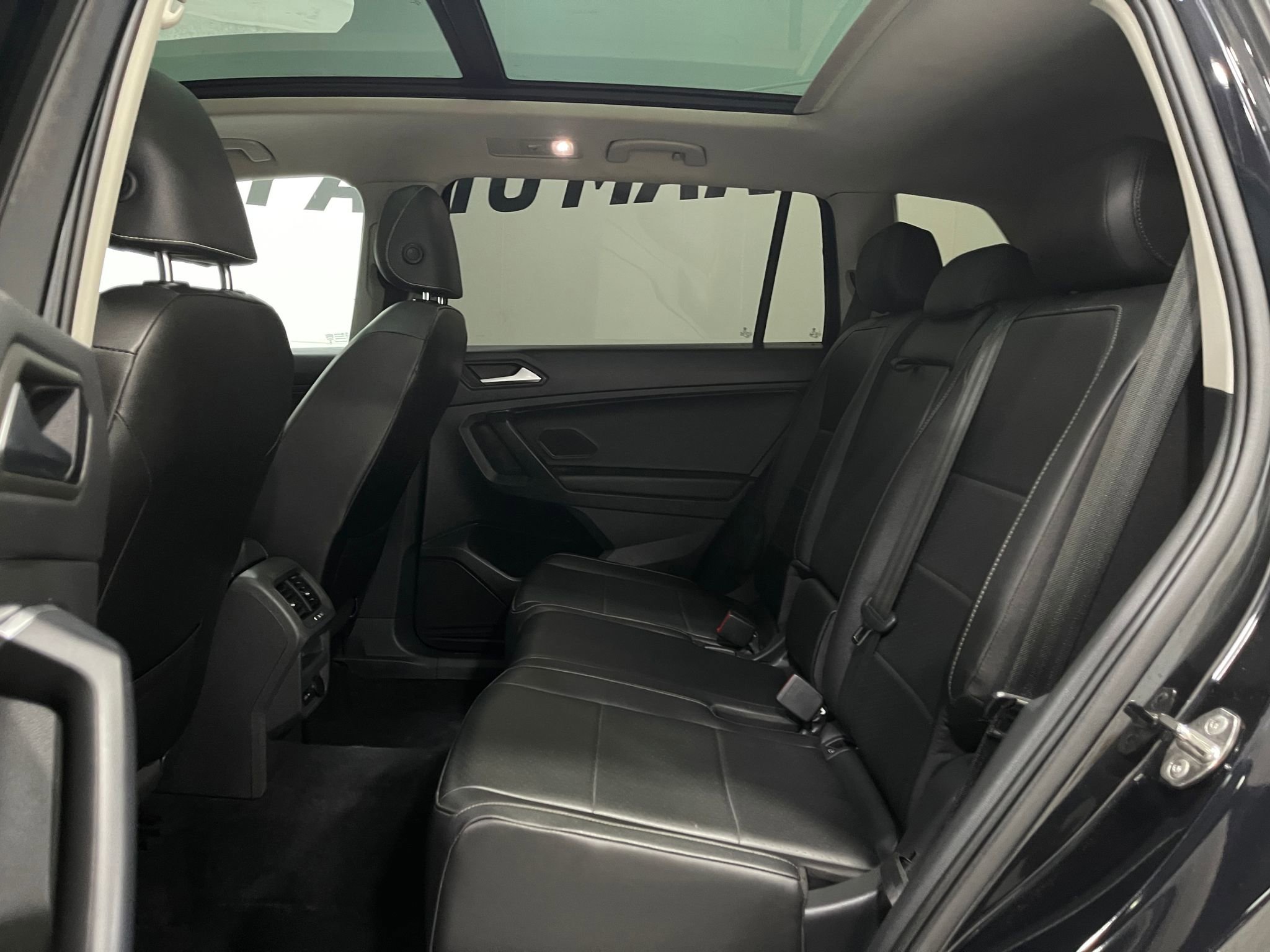 Used 2021 Volkswagen Tiguan SEL AWD/4WD image 31