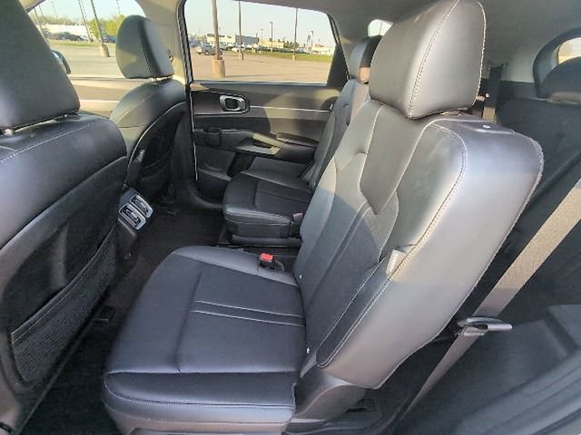 Used 2024 Kia Sorento EX w/ Panoramic Sunroof Package image 9