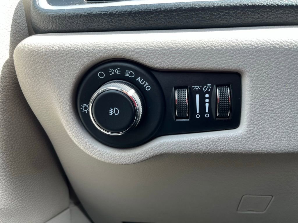 Used 2024 Chrysler Pacifica Select image 14