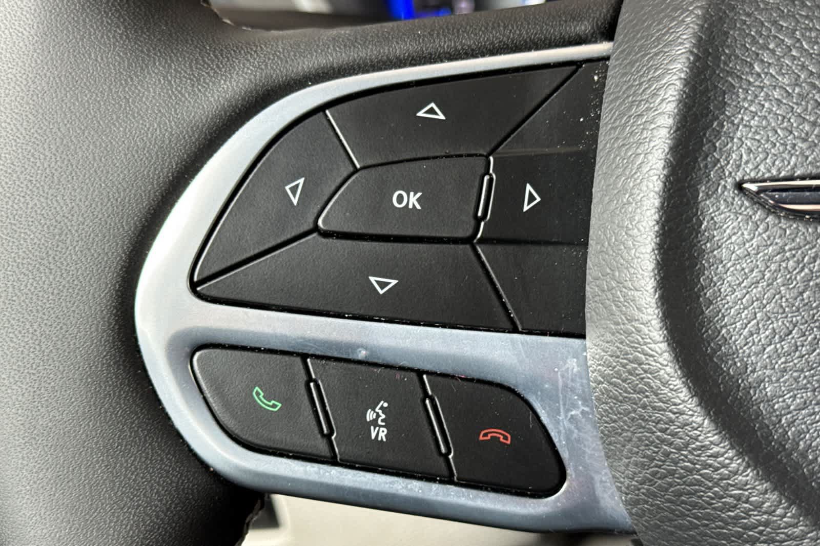 Used 2024 Chrysler Pacifica Touring-L FWD image 27