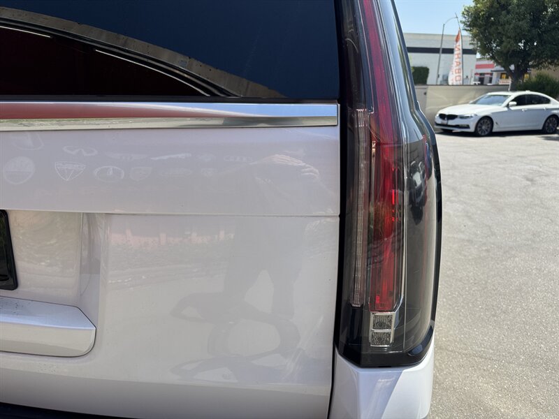 Used 2016 Cadillac Escalade Luxury AWD/4WD image 15