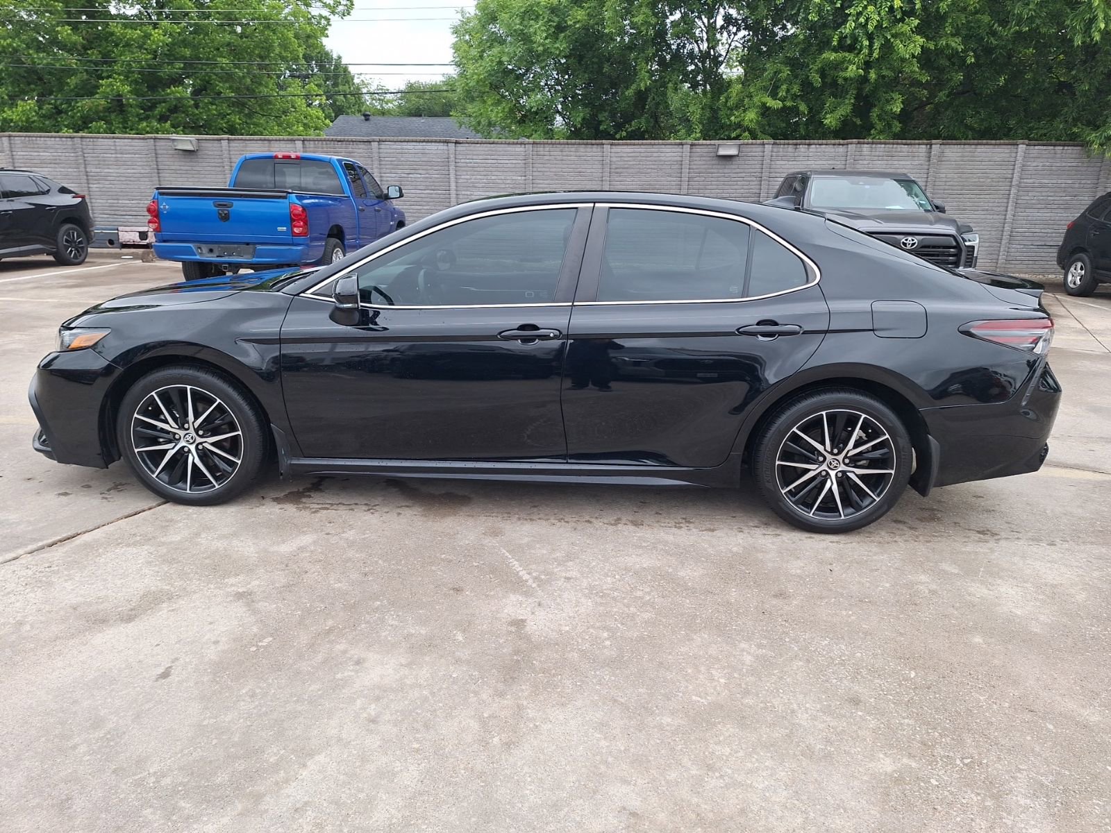 Used 2023 Toyota Camry SE w/ Convenience Package FWD image 3