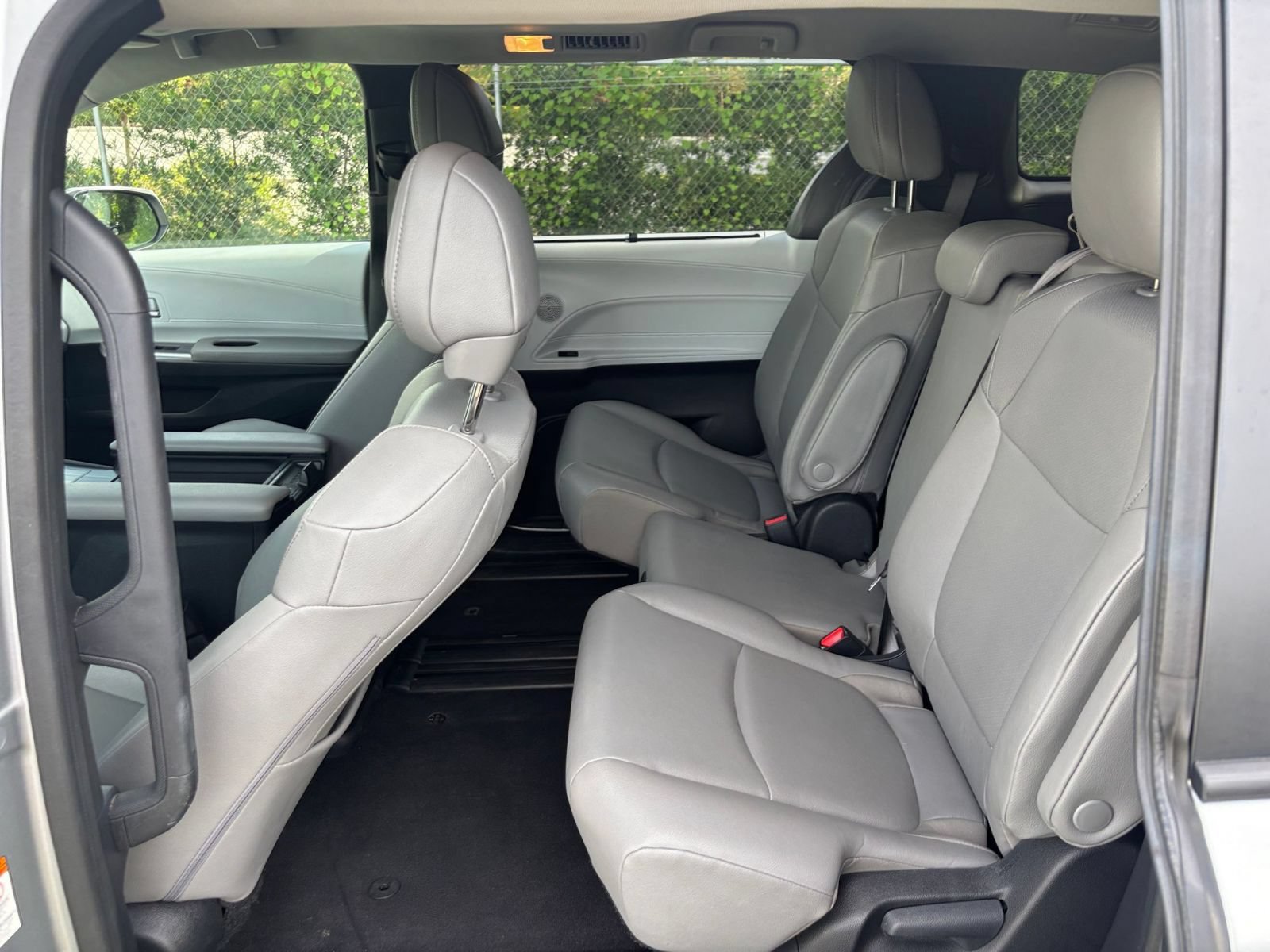 Used 2025 Toyota Sienna XLE FWD image 27
