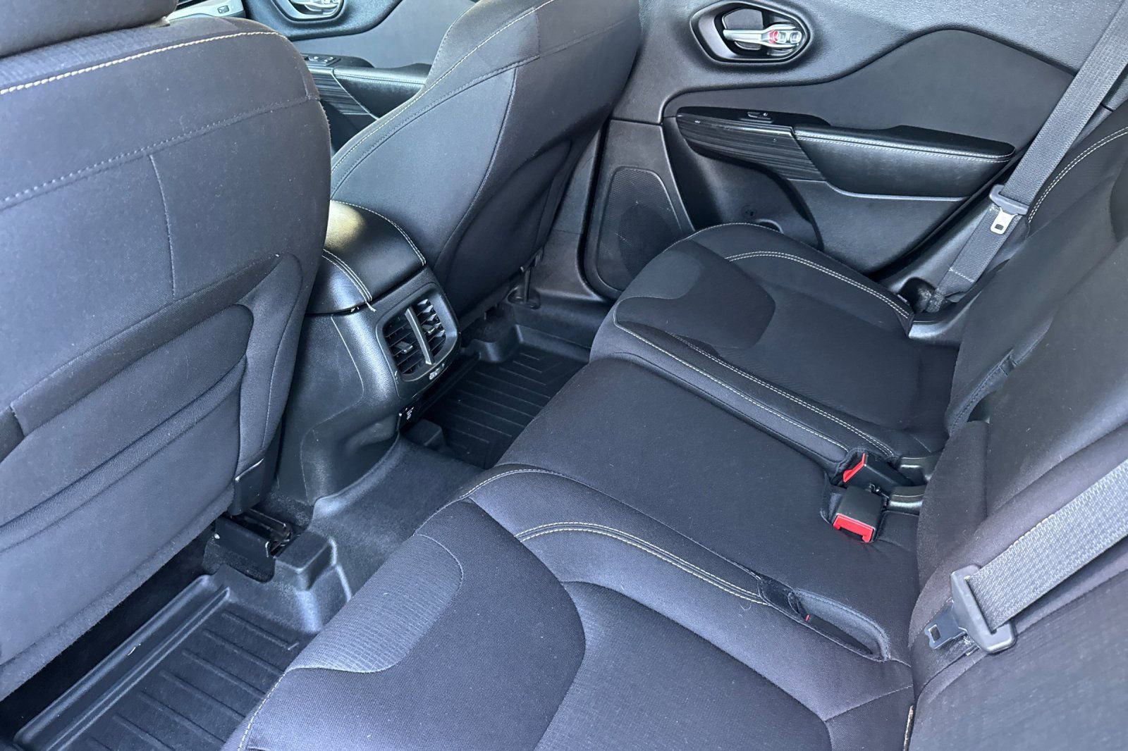 Used 2016 Jeep Cherokee Latitude FWD image 12