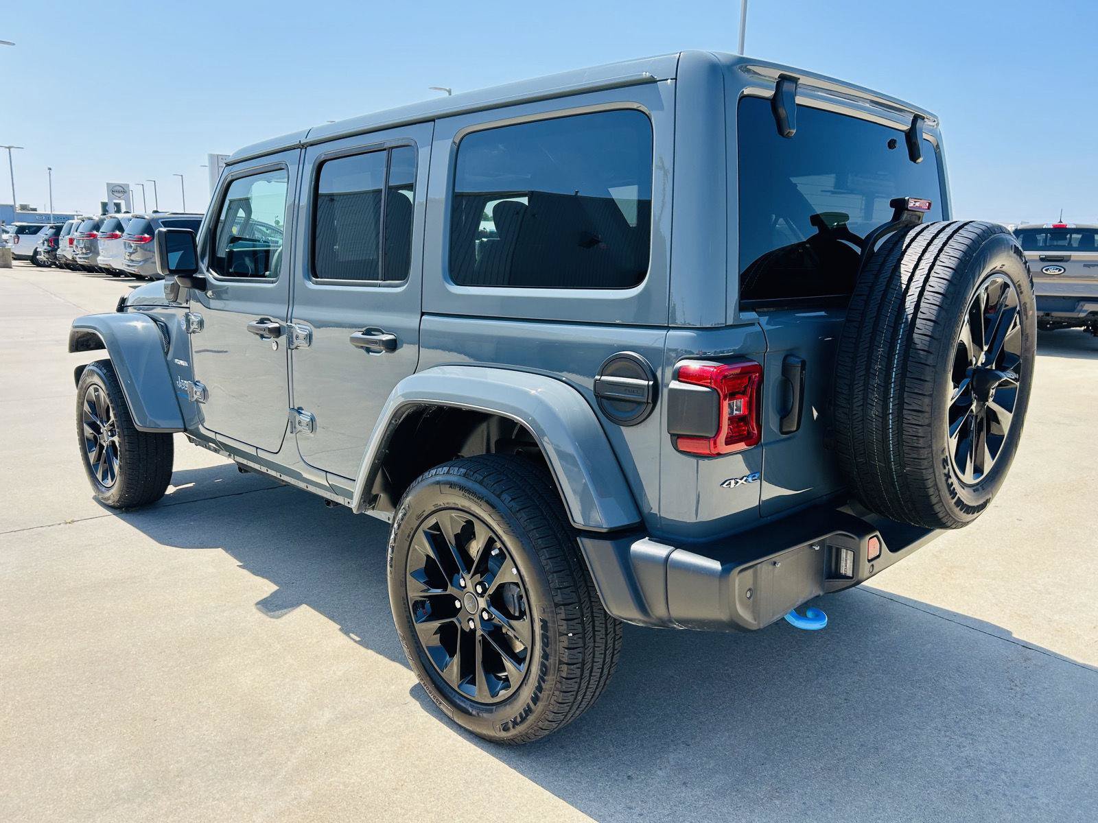 Used 2024 Jeep Wrangler Unlimited Sahara w/ Safety Group AWD/4WD image 33