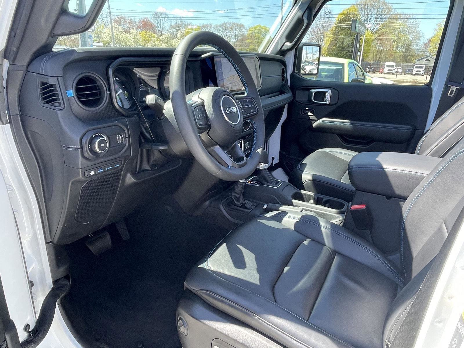 Used 2024 Jeep Wrangler Unlimited Rubicon 4xe AWD/4WD image 14