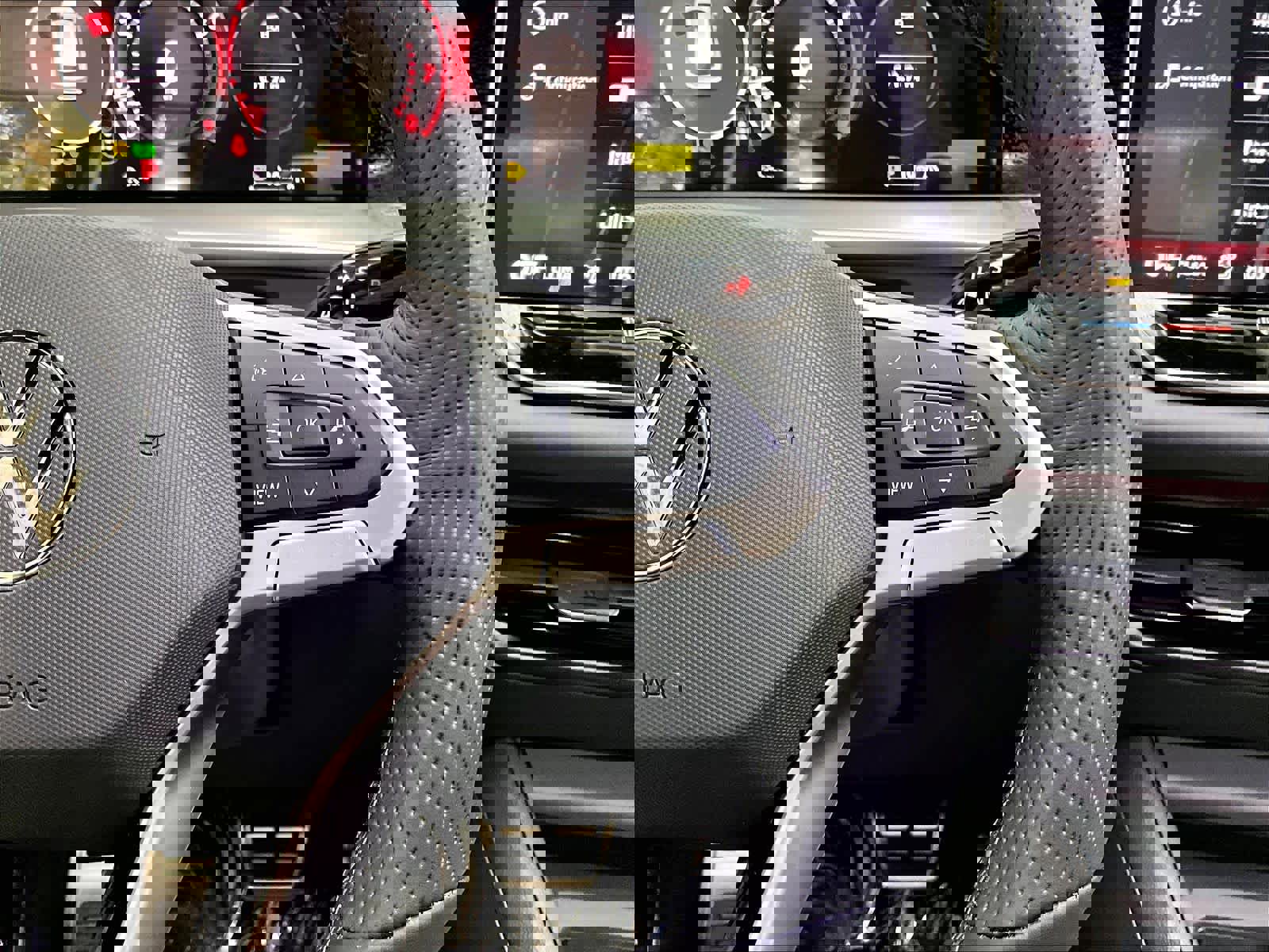 New 2026 Volkswagen Tiguan SE R-Line image 18