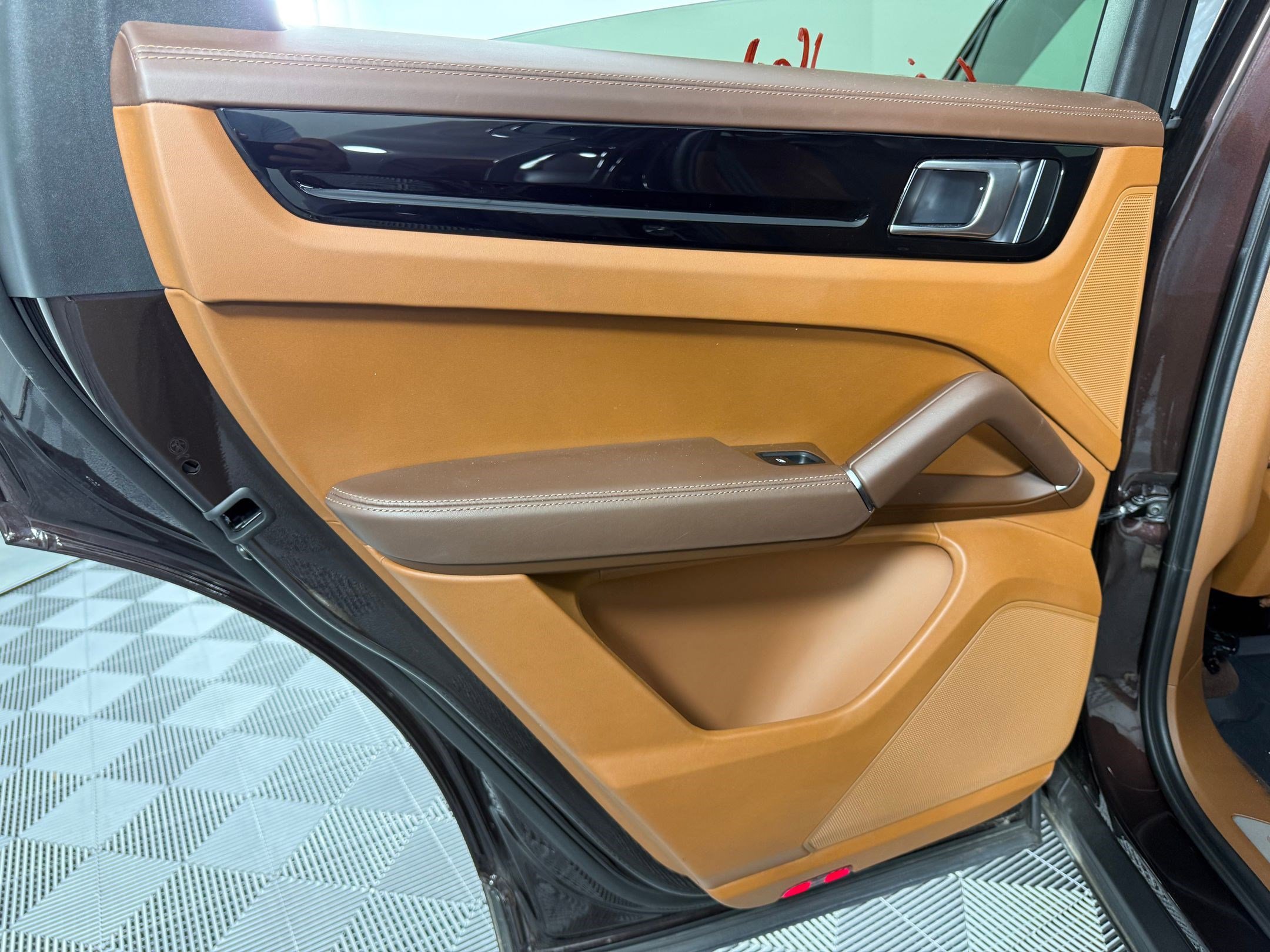 Certified 2023 Porsche Cayenne Platinum Edition image 17