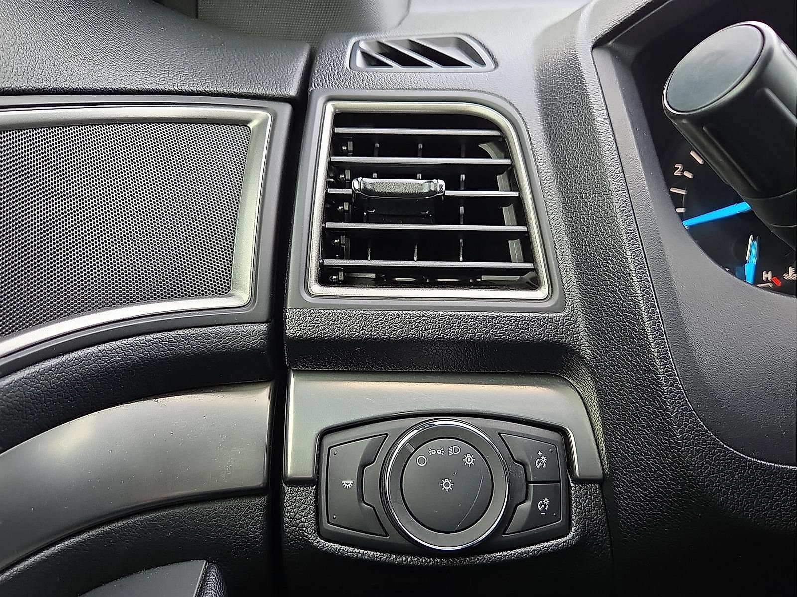 Used 2018 Ford Explorer XLT FWD image 21