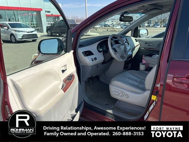 Used 2013 Toyota Sienna XLE w/ Preferred Accessory Pkg image 4