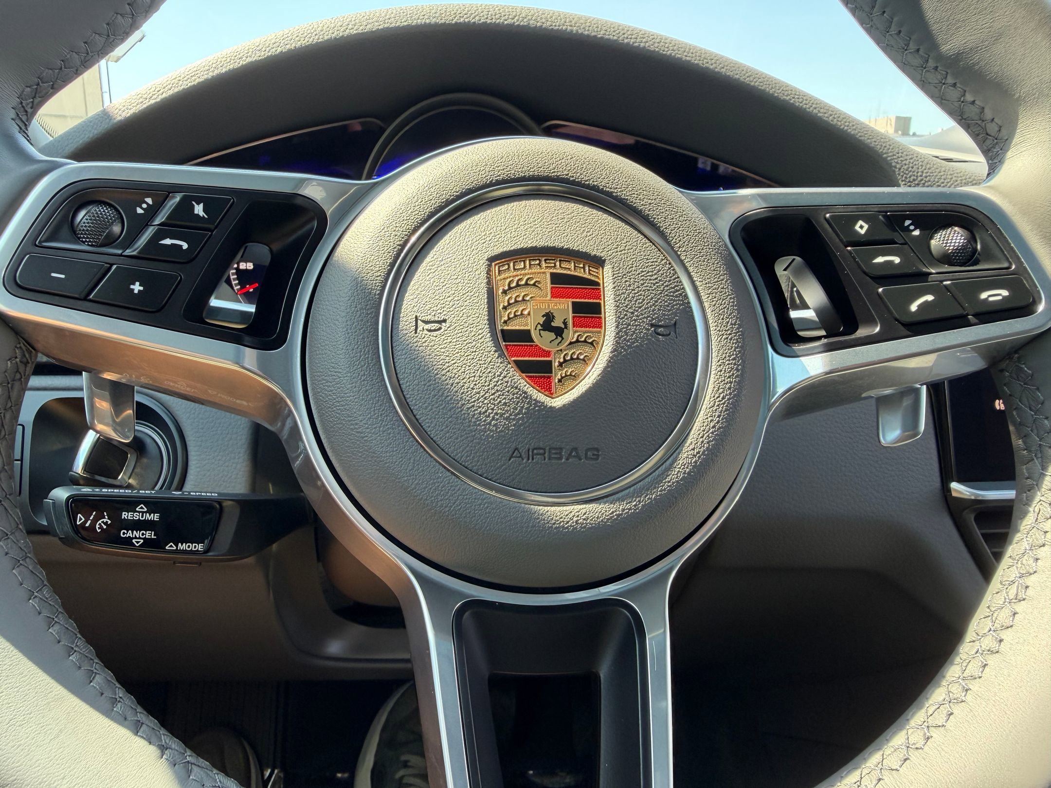 Certified 2023 Porsche Cayenne Platinum Edition image 33