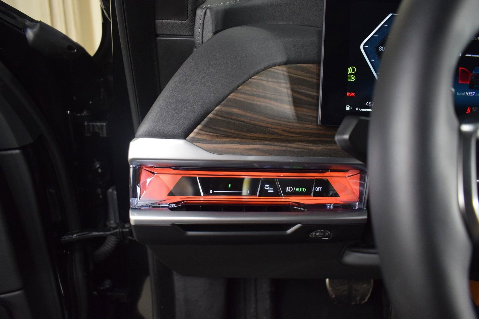 Used 2025 BMW 740i xDrive image 30