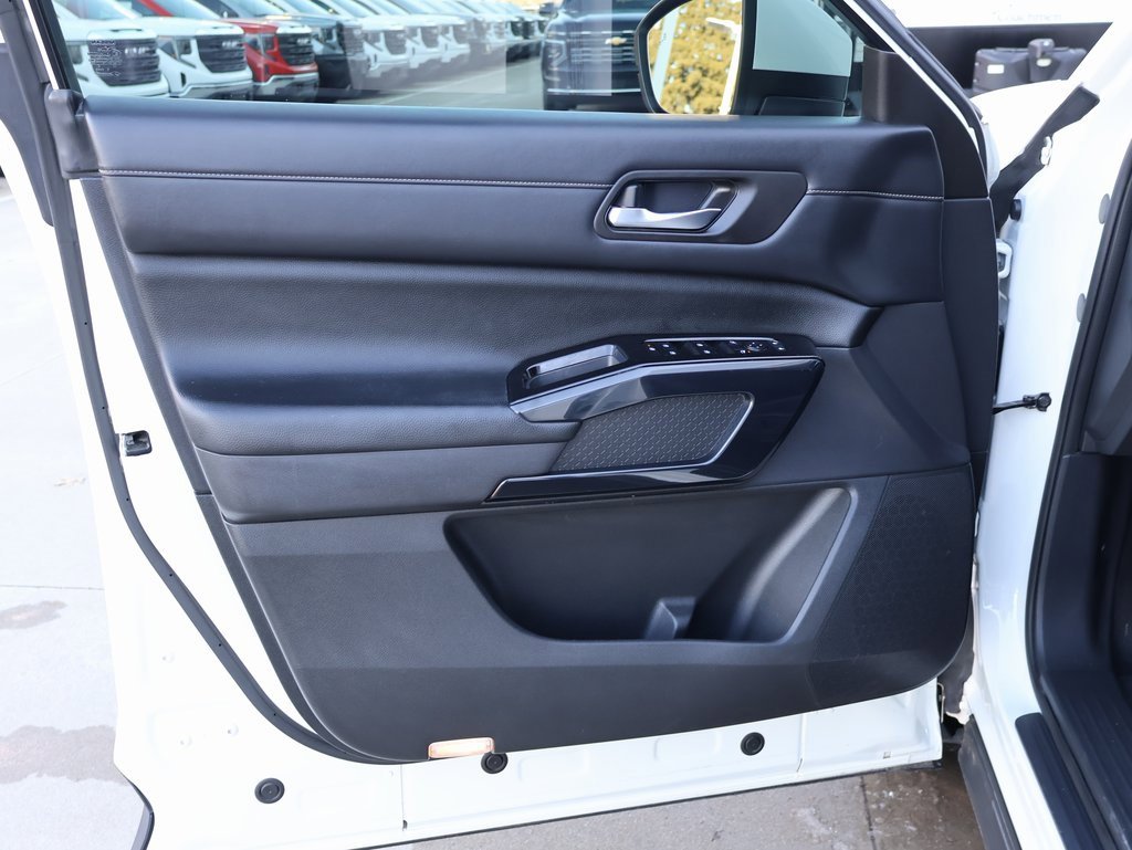 Used 2022 Nissan Pathfinder SV image 10