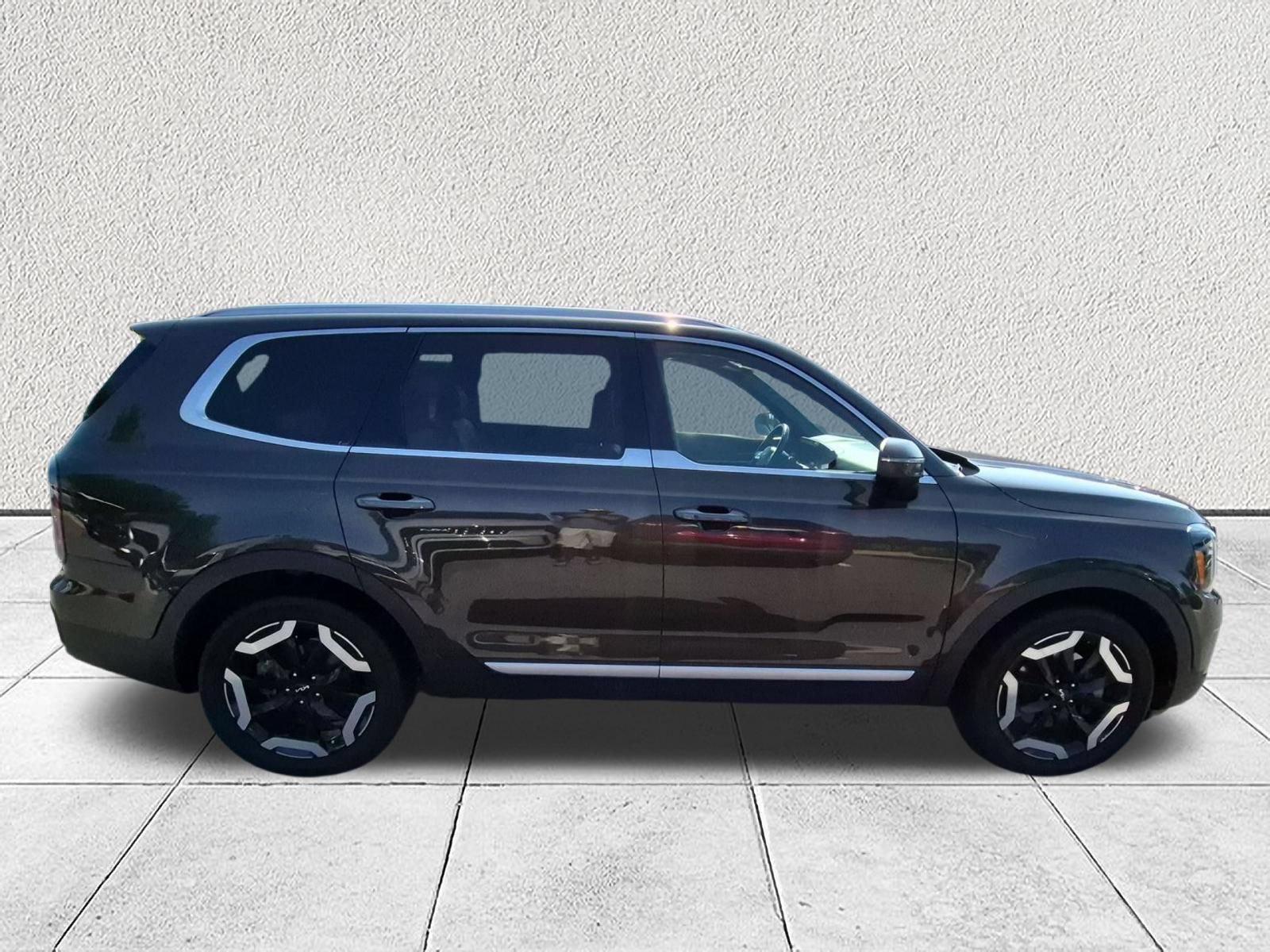 Used 2023 Kia Telluride EX w/ EX Captain's Chair Package AWD/4WD image 2