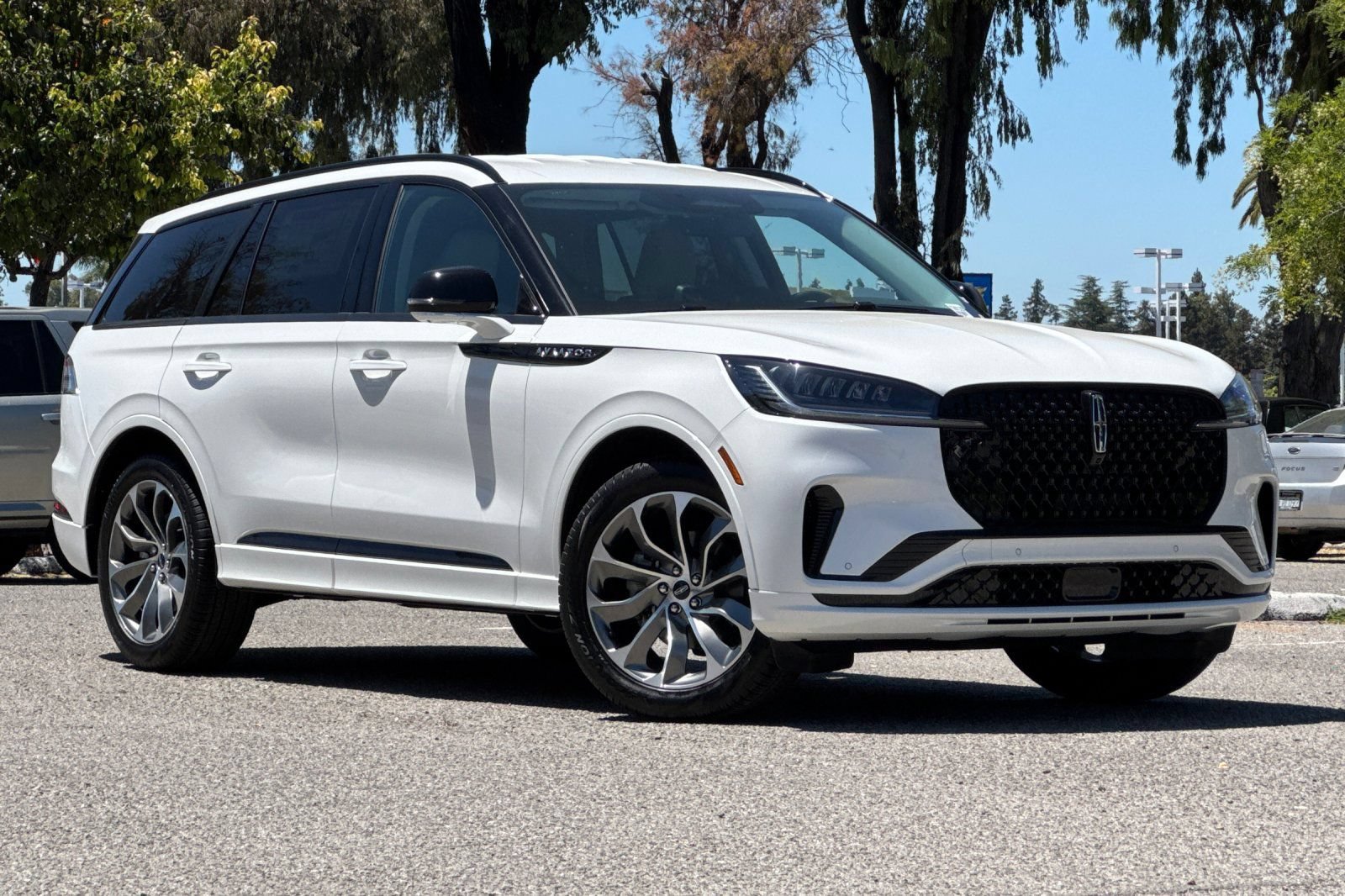 New 2026 Lincoln Aviator AWD w/ Jet Appearance Package image 2