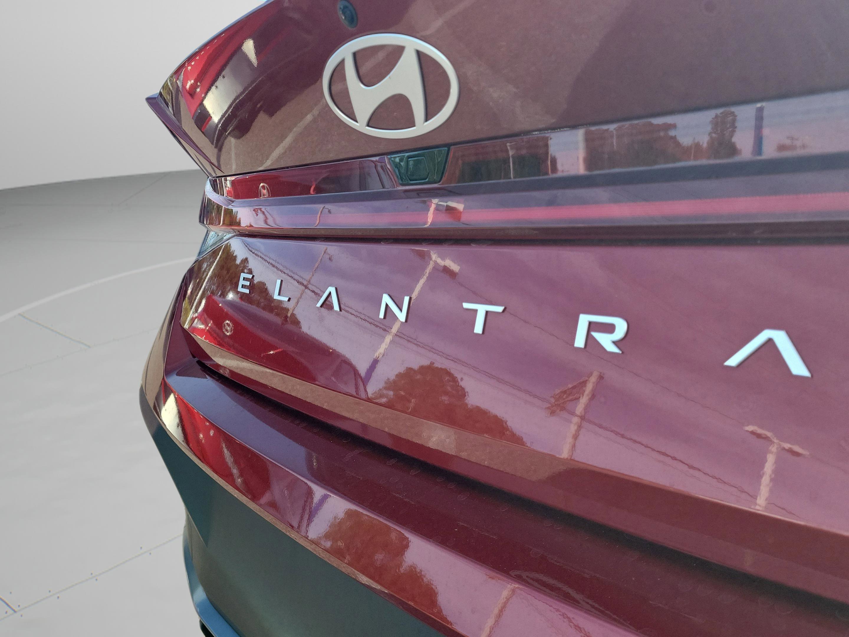 Used 2025 Hyundai Elantra Blue image 30