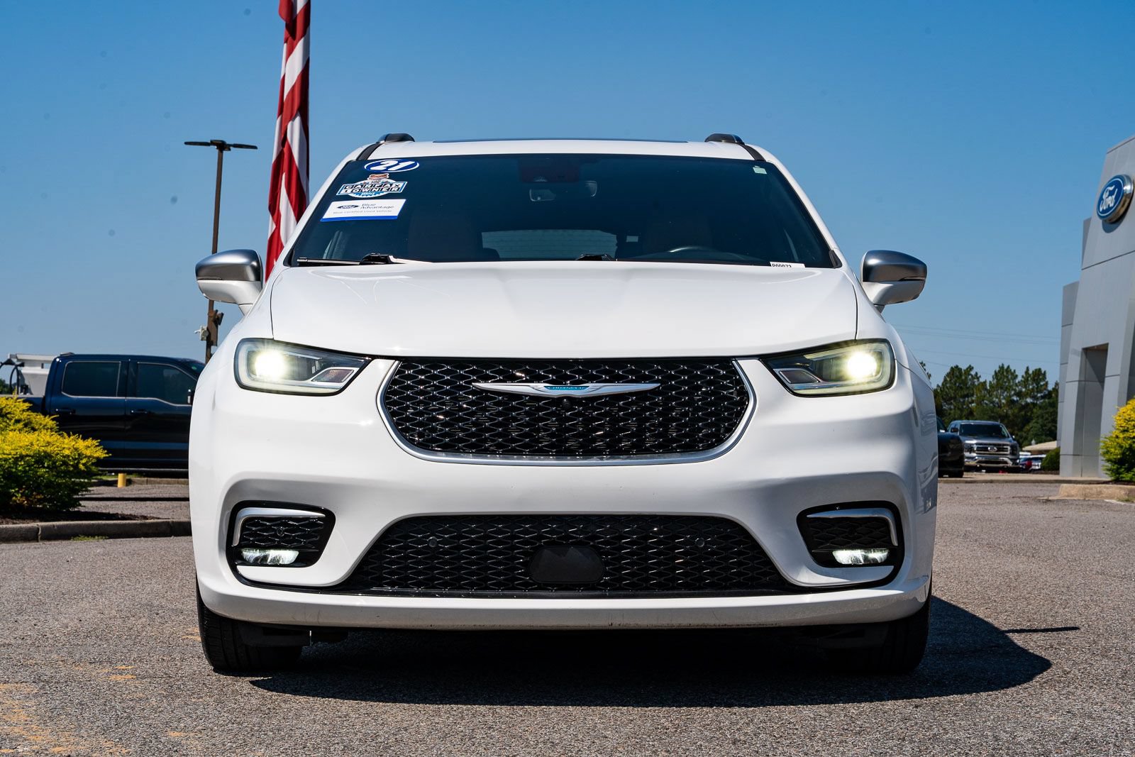 Used 2021 Chrysler Pacifica Pinnacle FWD image 2