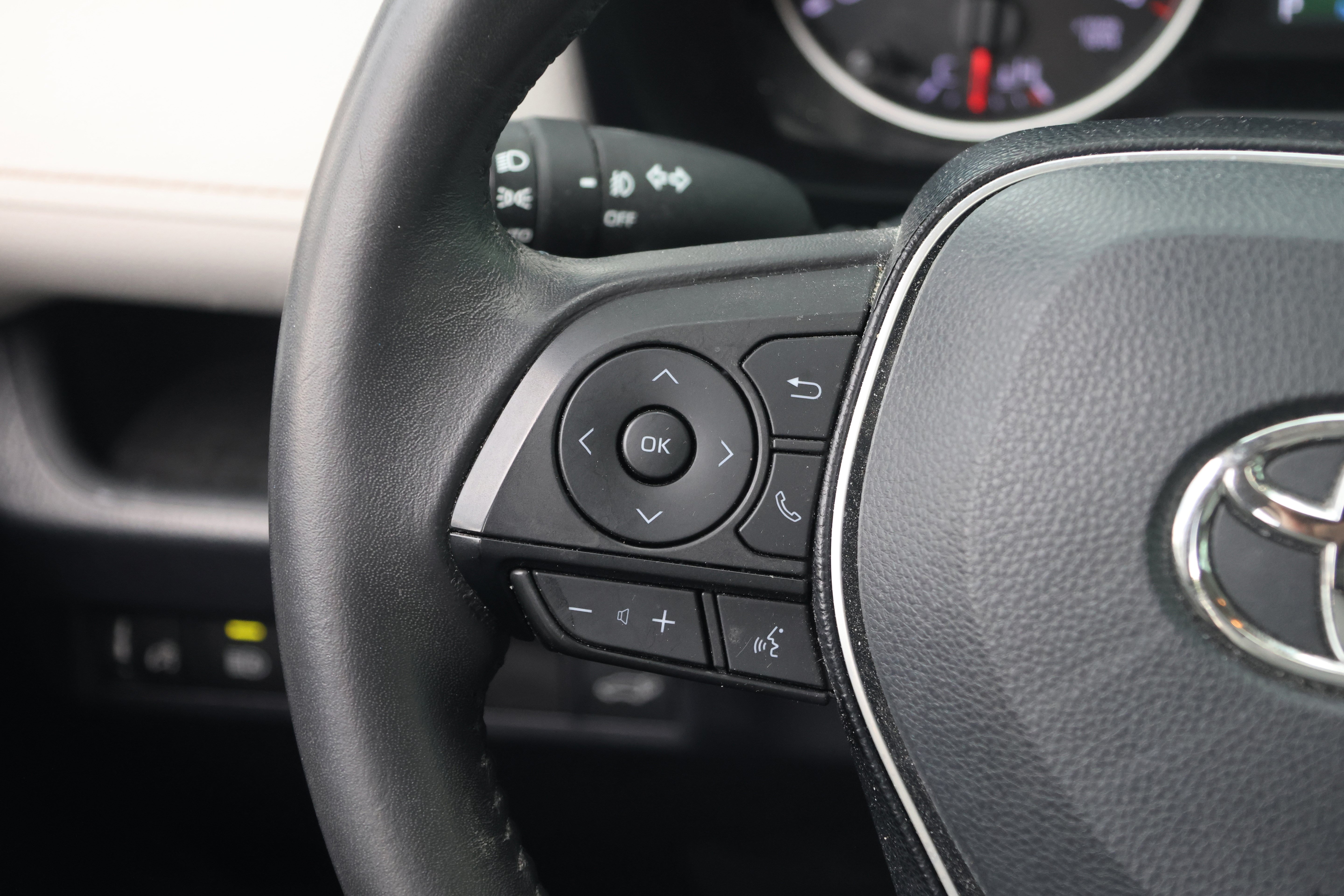 Used 2019 Toyota RAV4 XLE Premium FWD image 17