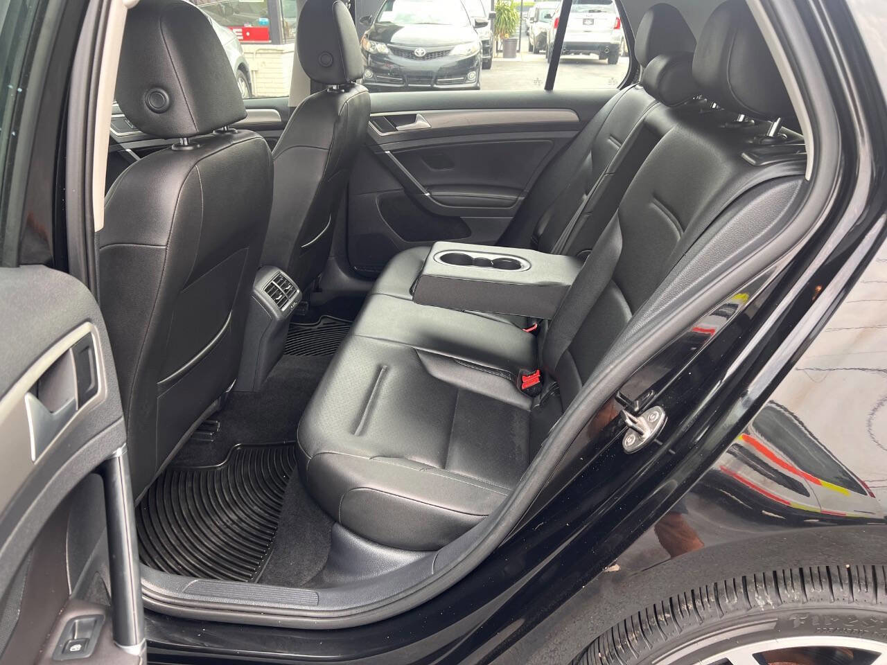 Used 2016 Volkswagen Golf SE image 13