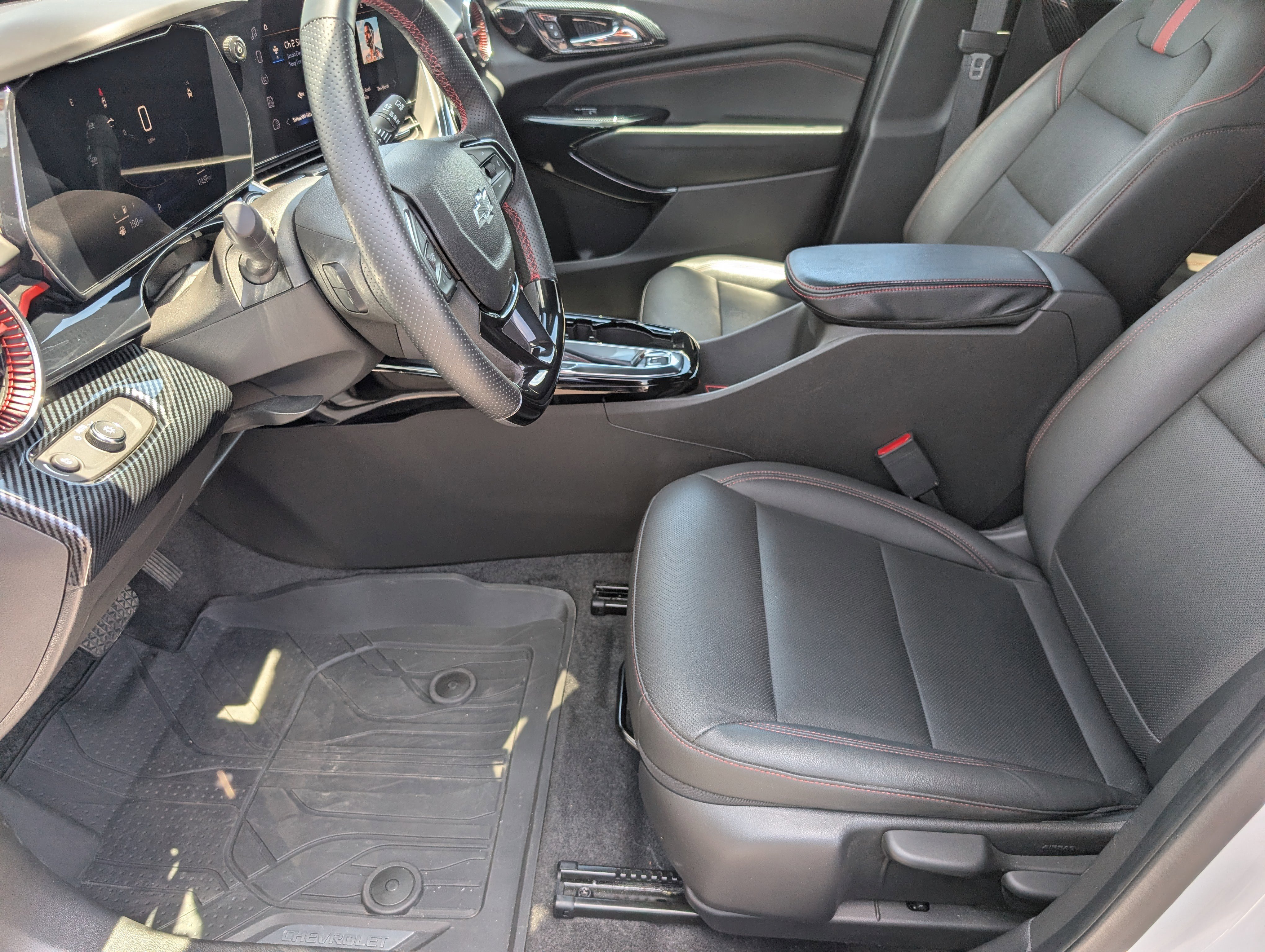 Used 2025 Chevrolet Trax RS w/ Sunroof Package FWD image 15