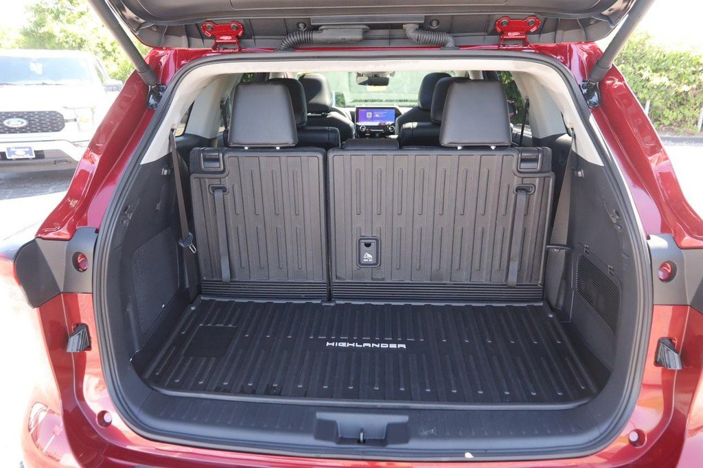 Used 2025 Toyota Highlander Platinum AWD/4WD image 7