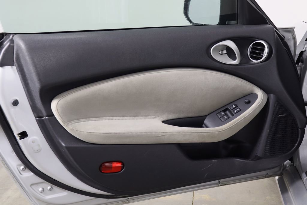 Used 2009 Nissan 370Z Touring image 11