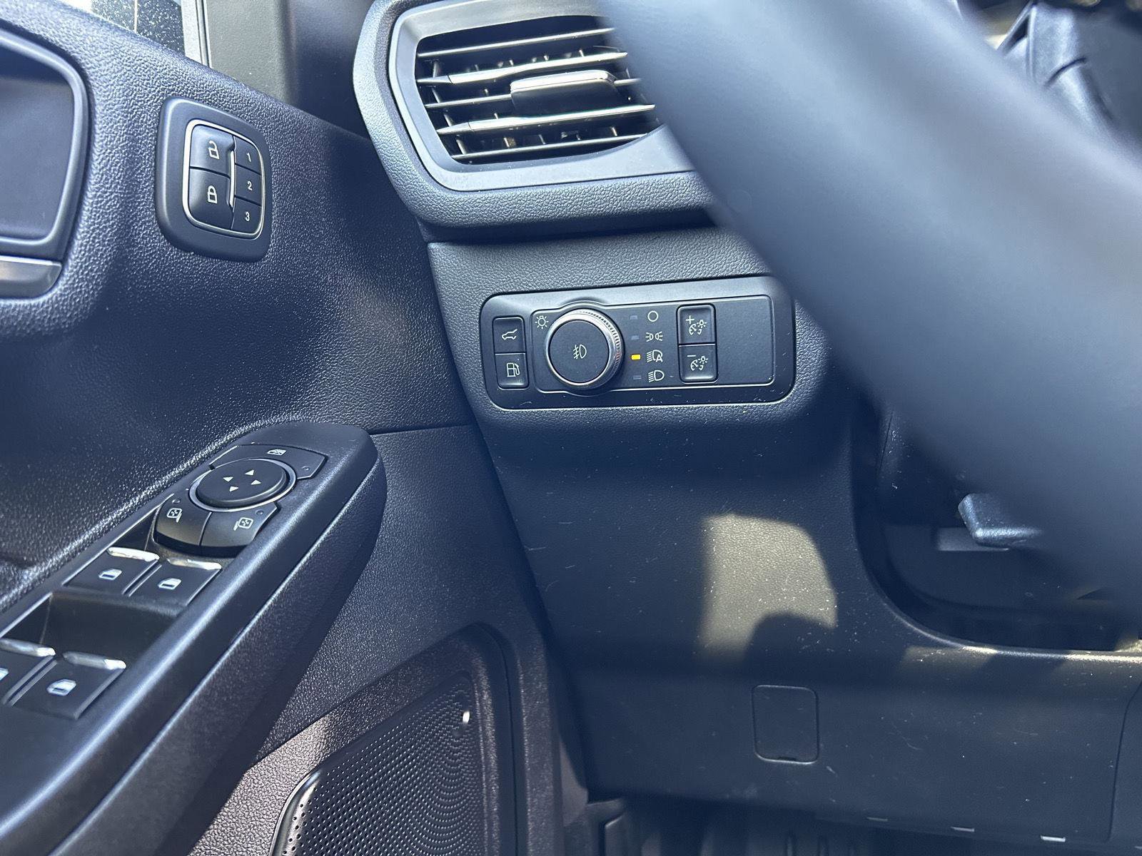 Used 2022 Ford Escape Titanium image 28