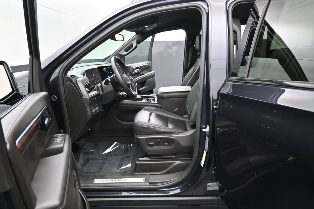 Used 2025 Chevrolet Suburban Z71 AWD/4WD image 12