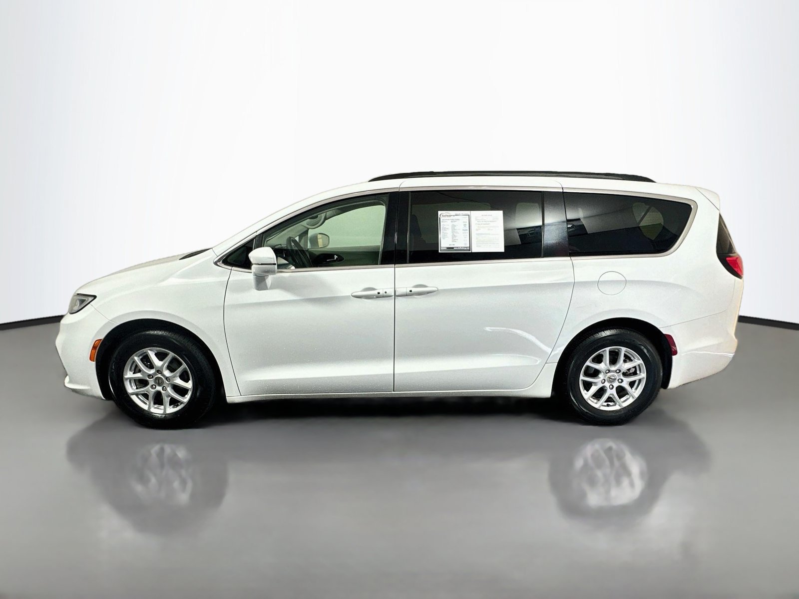 Used 2022 Chrysler Pacifica Touring-L FWD image 4