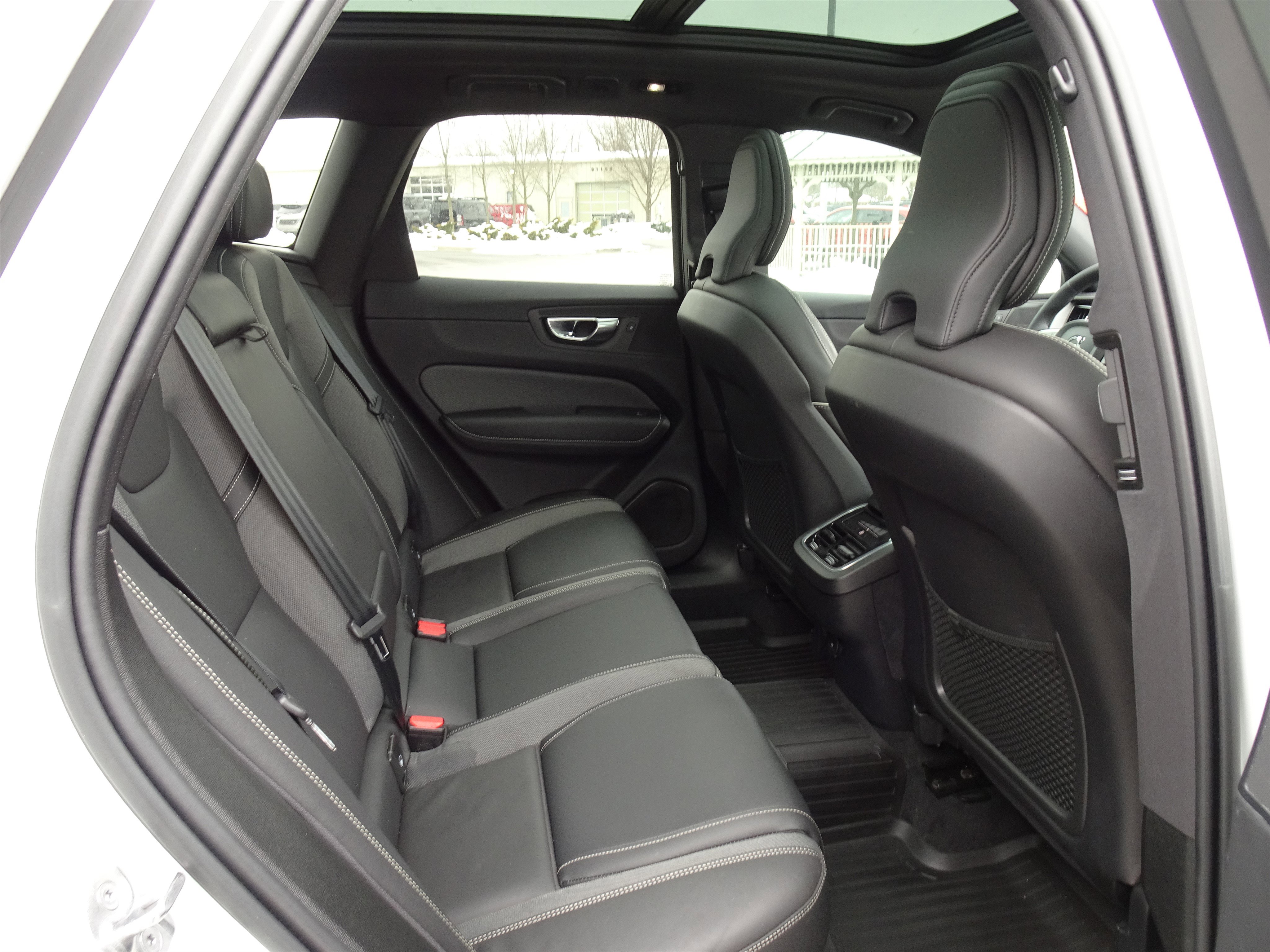 Used 2022 Volvo XC60 B6 R-Design w/ Advanced Package image 21