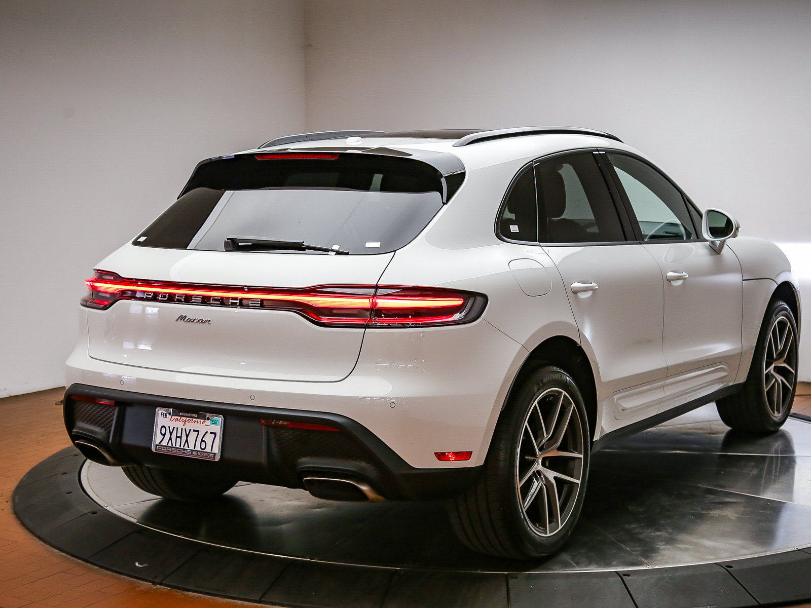 Certified 2025 Porsche Macan 4S Electric AWD/4WD image 40