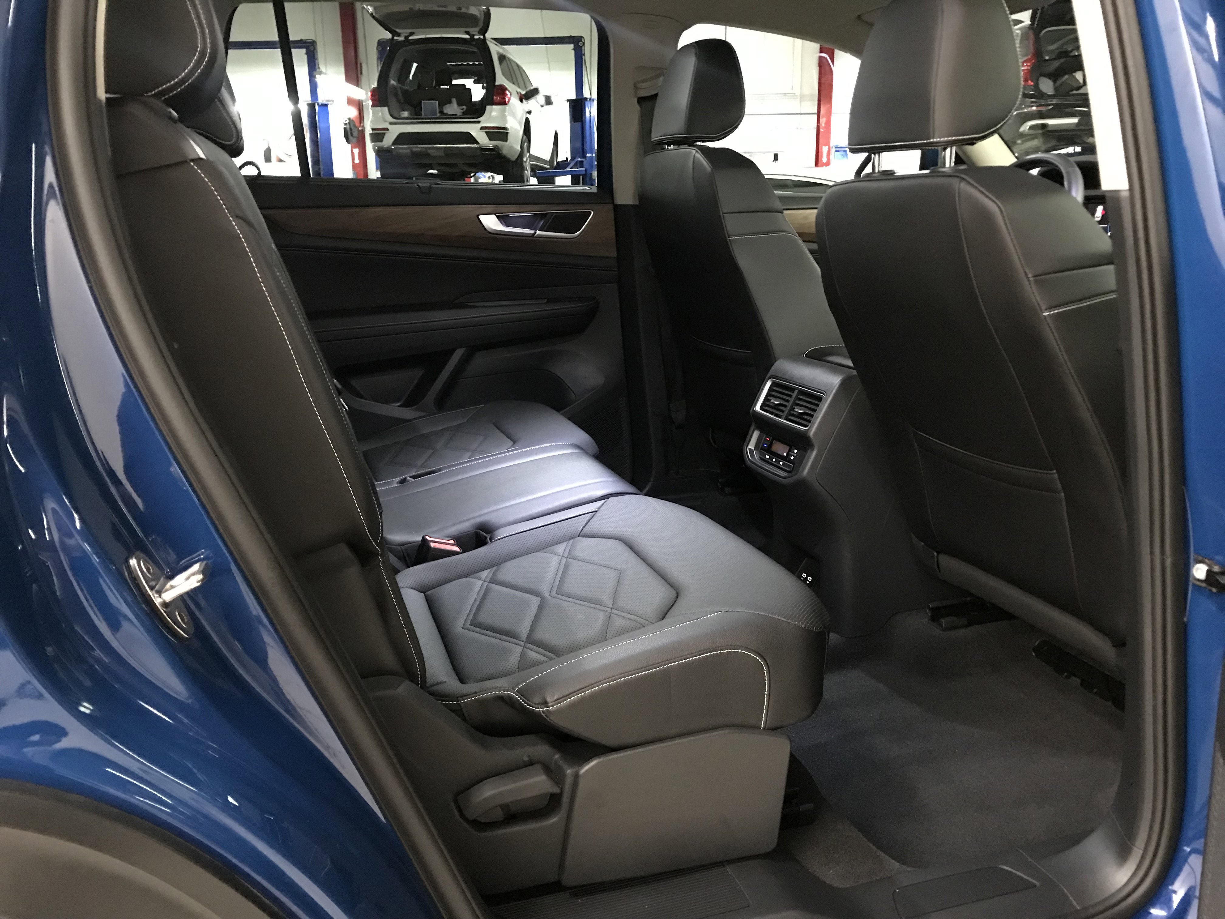 Used 2025 Volkswagen Atlas SE w/ Panoramic Sunroof Package FWD image 12