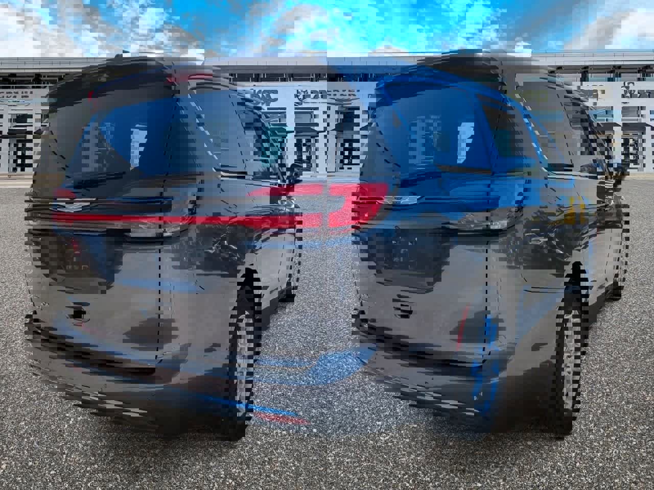 Used 2023 Chrysler Pacifica Touring-L image 8