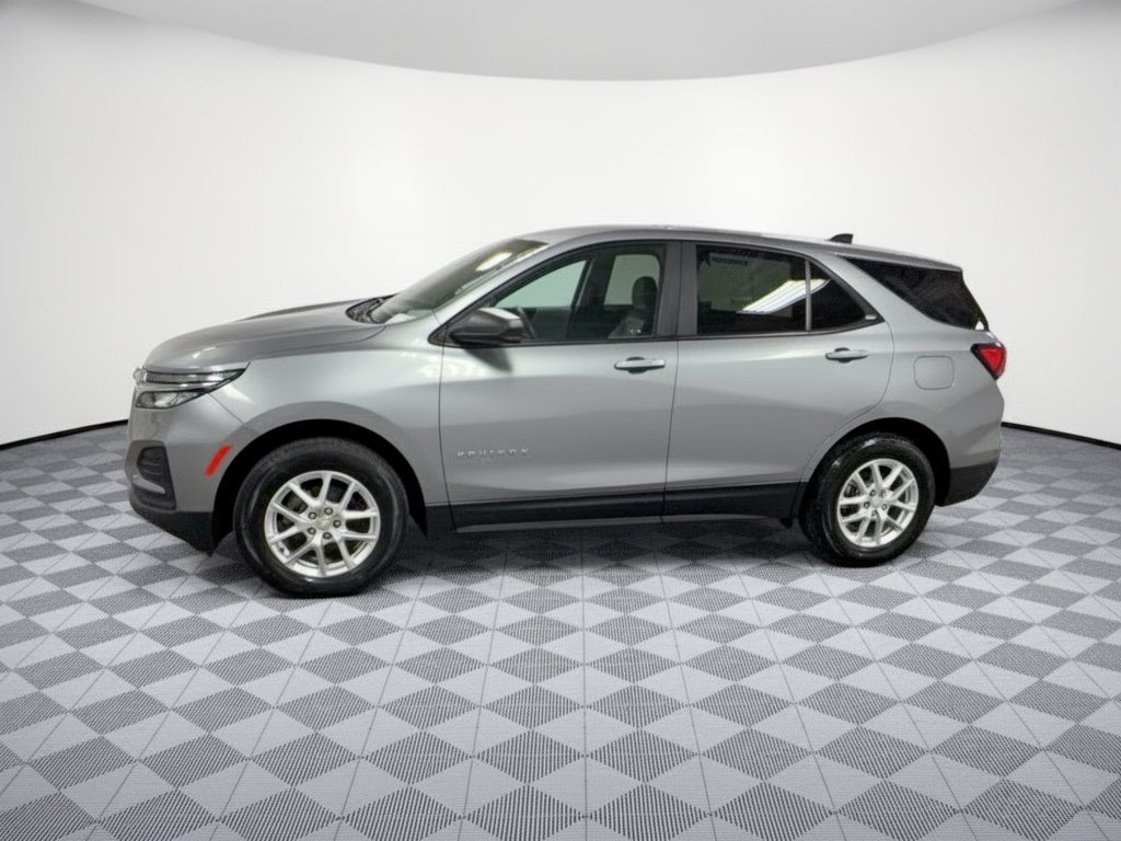 Used 2023 Chevrolet Equinox LS w/ LS Convenience Package AWD/4WD image 2