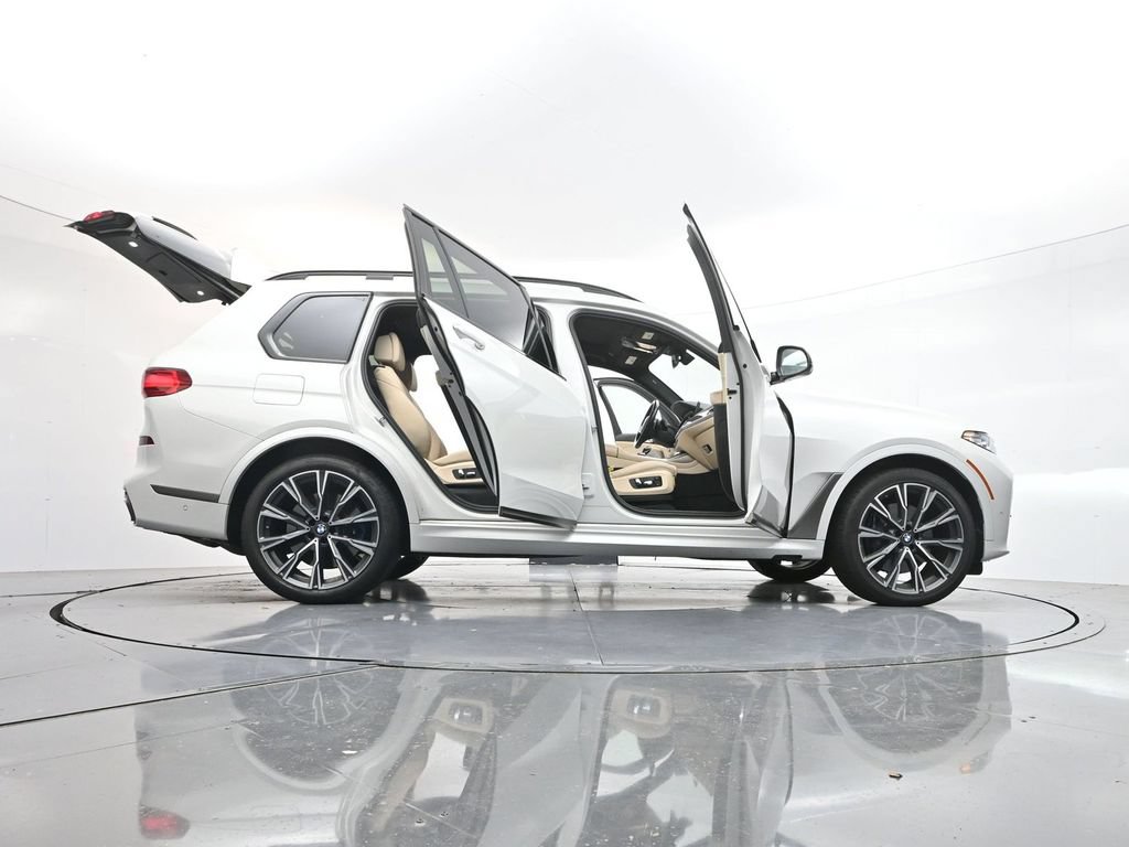 Used 2022 BMW X7 M50i AWD/4WD image 43