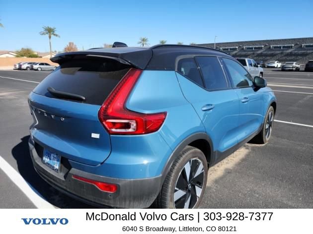 Used 2024 Volvo XC40 B5 Core image 3
