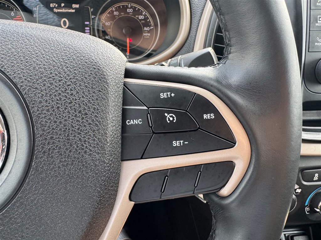 Used 2018 Jeep Cherokee Latitude w/ Altitude Package FWD image 12