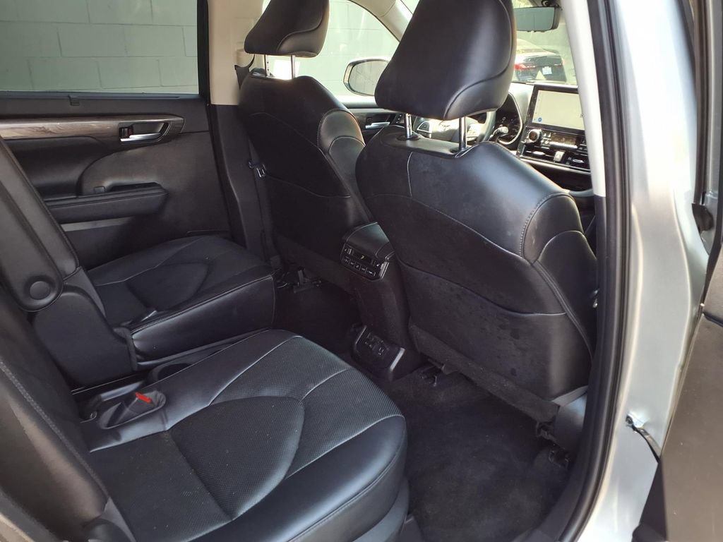 Used 2023 Toyota Highlander Platinum FWD image 22