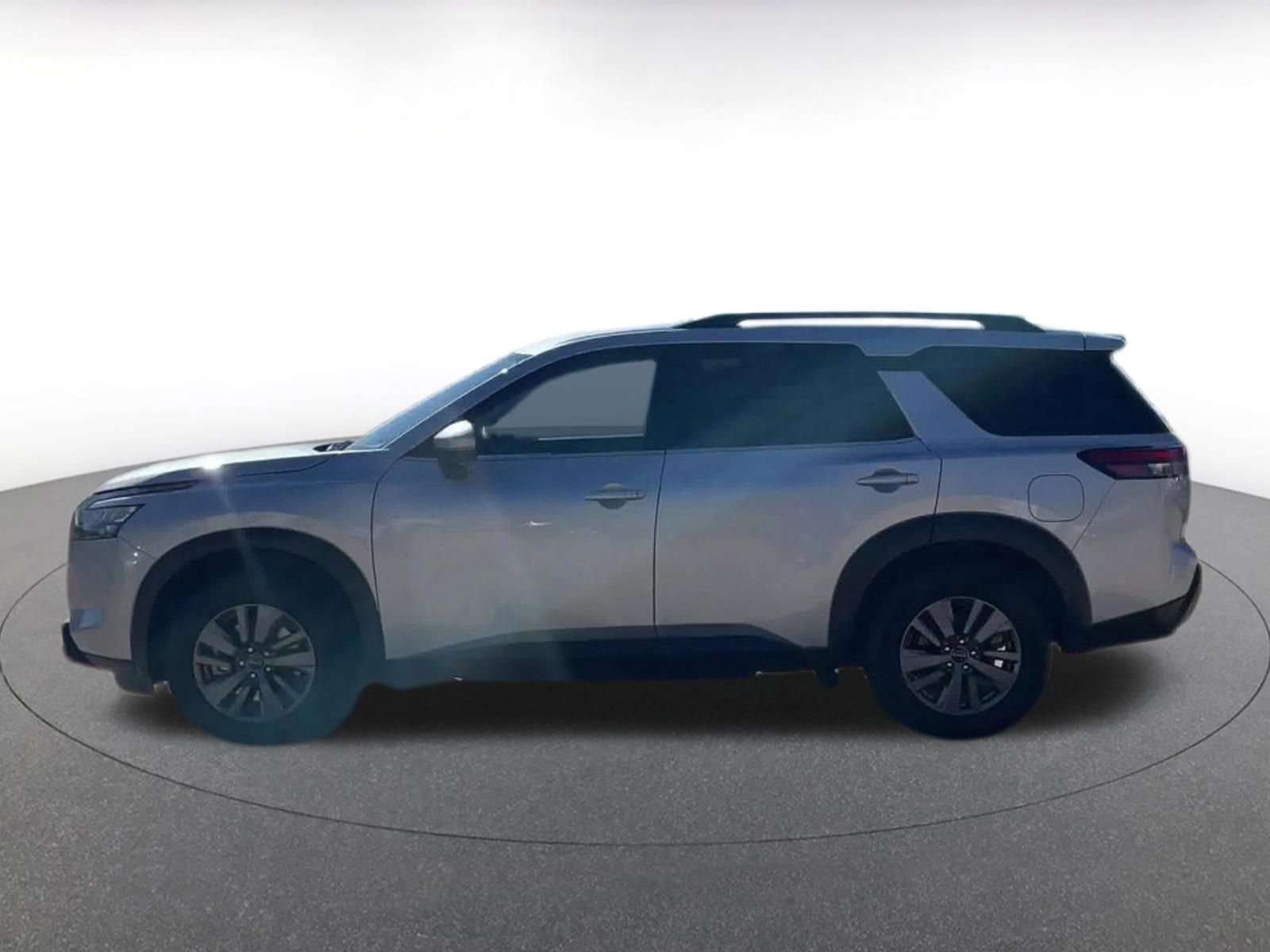 Used 2025 Nissan Pathfinder SV image 9