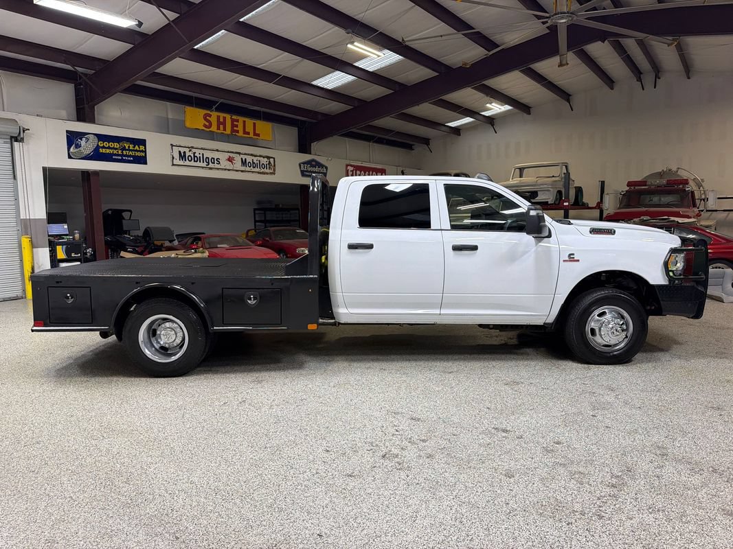 Used 2024 RAM 3500 Tradesman w/ Chrome Appearance Group AWD/4WD image 9