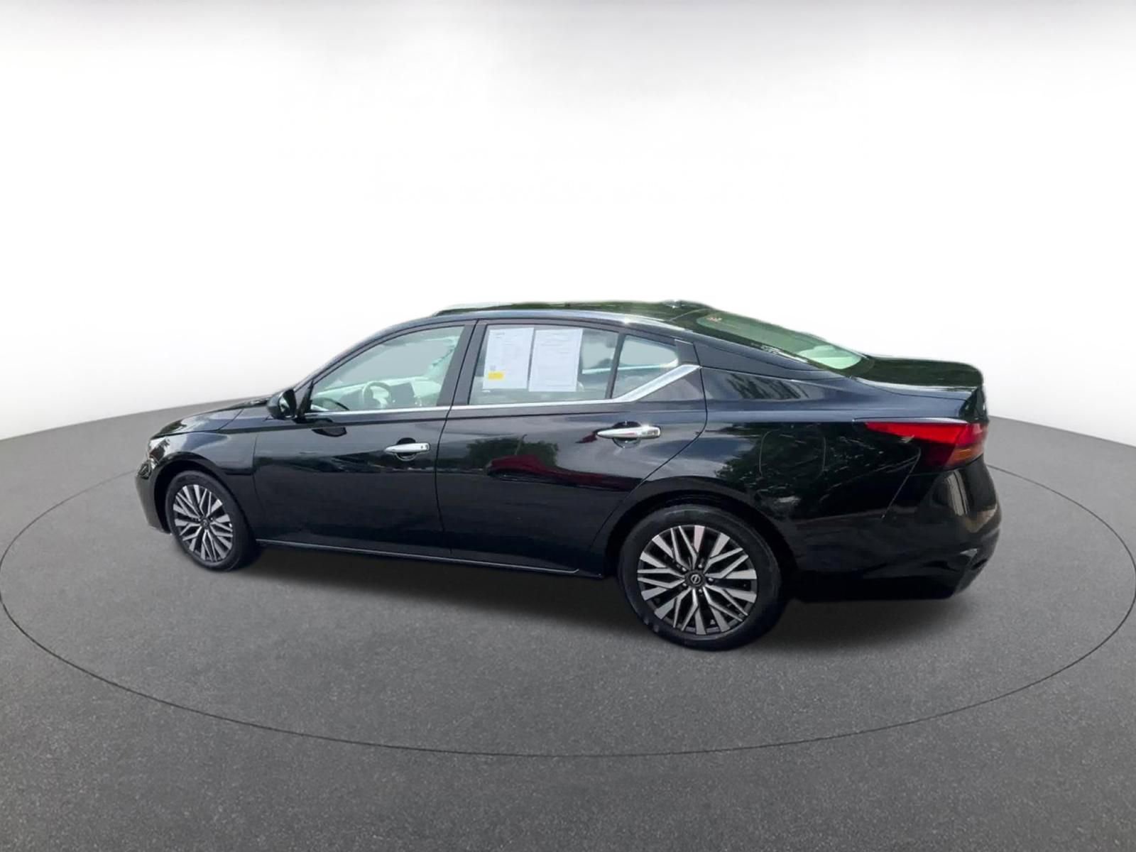 Used 2025 Nissan Altima 2.5 SV FWD image 10