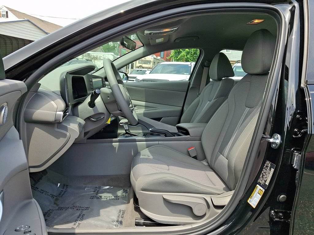 Certified 2025 Hyundai Elantra SE w/ Cargo Package FWD image 14