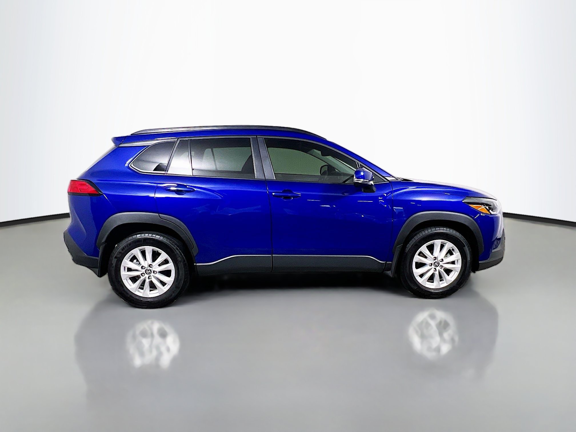 Used 2024 Toyota Corolla Cross LE FWD image 3