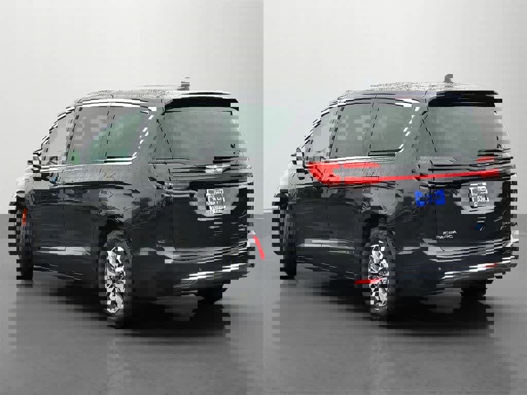 Used 2023 Chrysler Pacifica Touring-L image 4