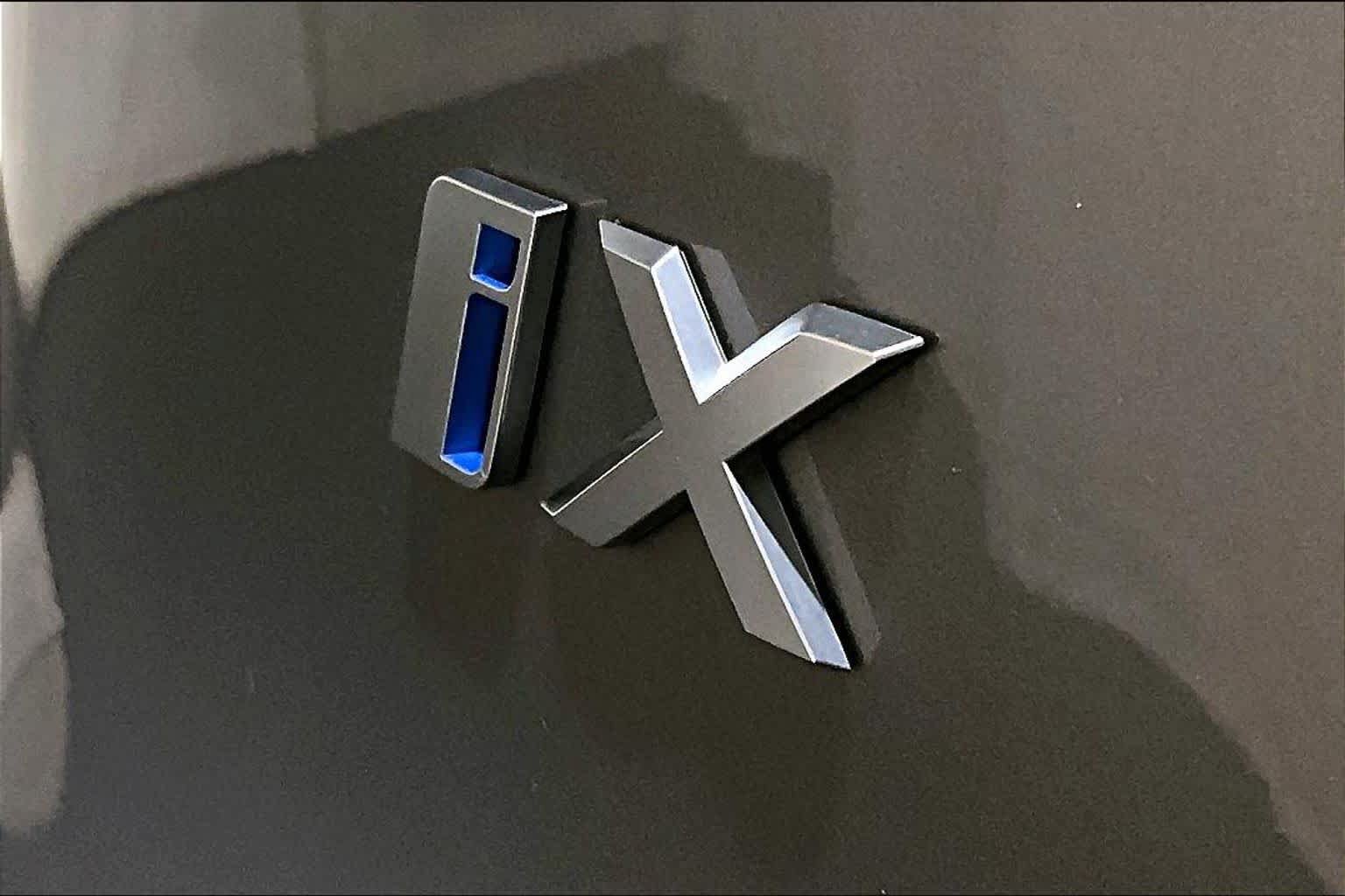 Used 2025 BMW iX xDrive50 w/ Premium Package AWD/4WD image 9