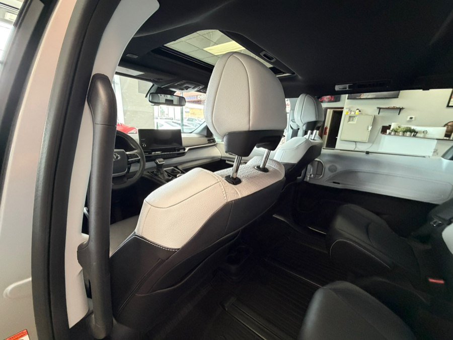 Used 2025 Toyota Sienna XSE FWD image 39