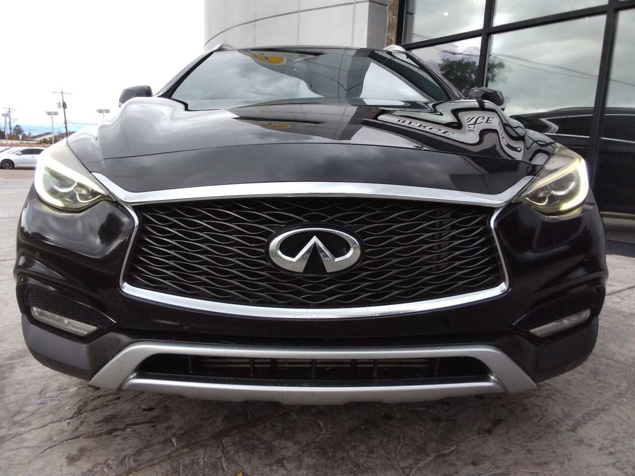 Used 2017 INFINITI QX30 Premium w/ Navigation Package AWD/4WD image 2